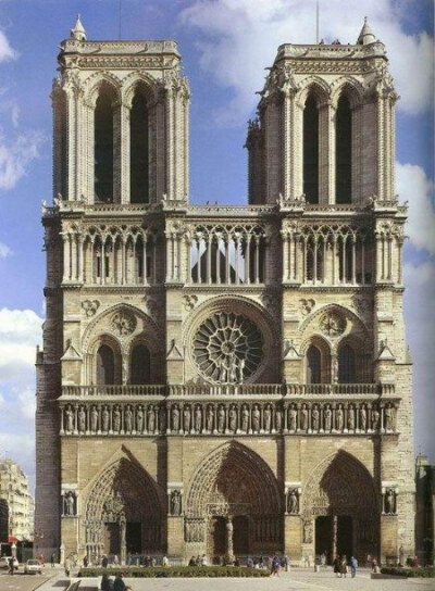 巴黎圣母院(建于1163-1250) 哥特式建筑的辉煌代表——空灵,纤瘦,高耸