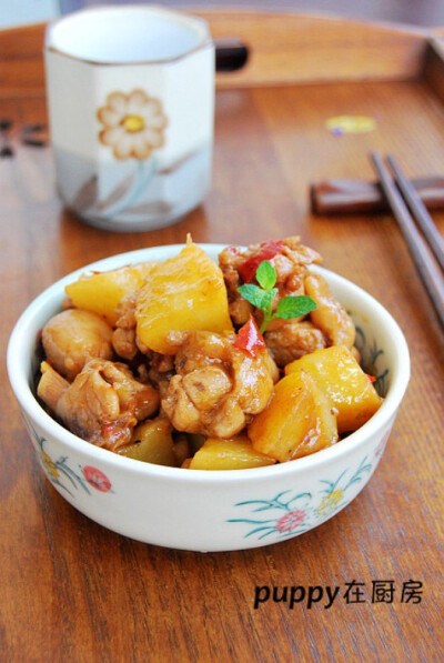香辣土豆烧鸡块的做法鸡腿剁成块,在清水中泡出血水,然后冲净沥干