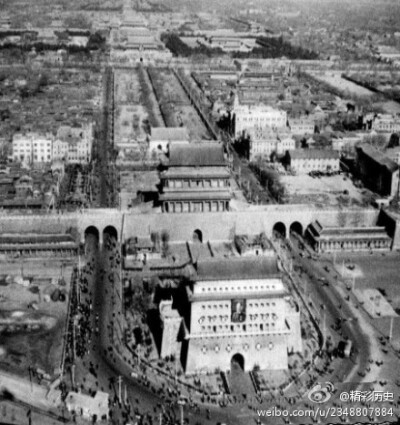 1959年扩建天安门广场,在苏联专家建议下中华门被拆除:理由是妨碍交通