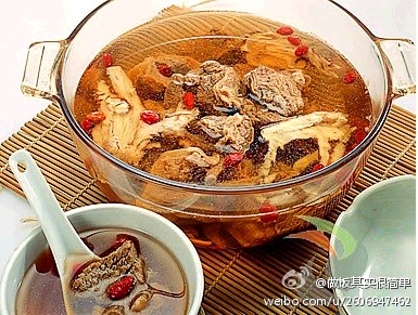 【女性必知的养生补血食谱:当归生姜羊肉汤】用料:羊肉500克,当归30克