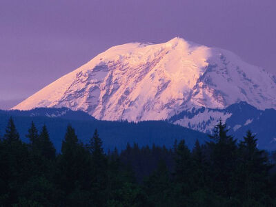 华盛顿:积雪覆盖的雷尼尔火山山峰