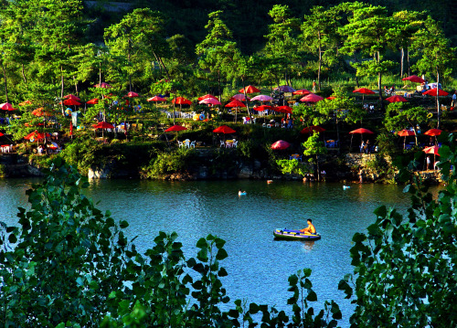 花溪在贵阳市南郊 17千米,是国内闻名的风景胜地.