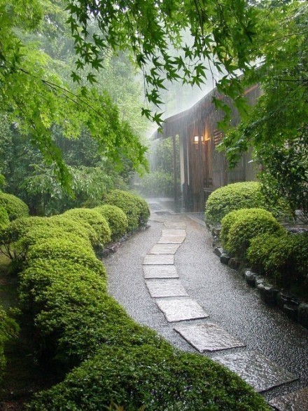 江南雨,风送满长川.碧瓦烟昏沈柳岸,红绡香润入梅天.飘洒正潇然