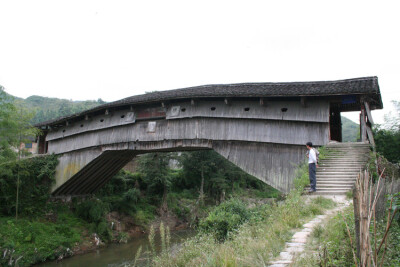 据文字记载,该桥始建于元代元统元年(1333年),是屏南众多木拱廊桥中