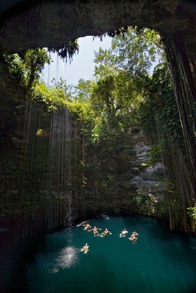 位于墨西哥坎昆的"圣井(cenote sagrado,一个大天坑,可以下去游泳.