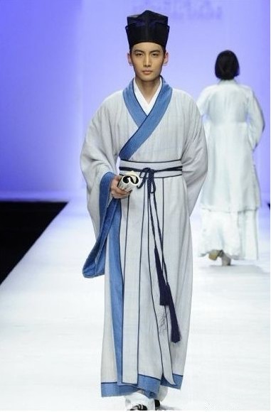 汉服,又称汉衣冠,中国汉族的传统服饰,又称为汉装,华服,是从黄帝即位