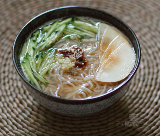 简易冷面汤的调制:白开水 两勺米醋 几滴生抽 少许盐 1勺白糖 4.