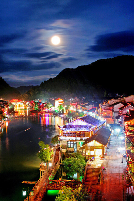 凤凰古镇的夜景---美!