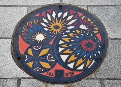 日本街头的涂鸦下水井盖
