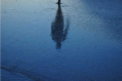 牵手和分手来自同一双手 ——孙燕姿《雨天》