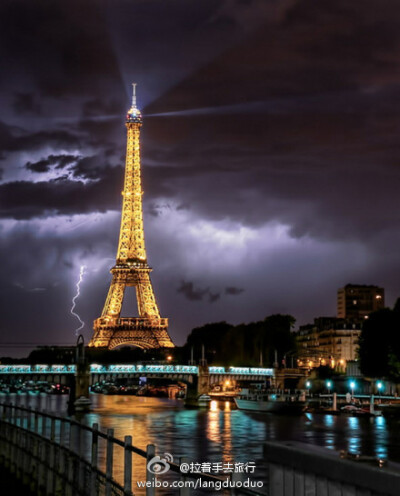 不论晴天雨天,埃菲尔铁塔已经成了巴黎夜景的象徵