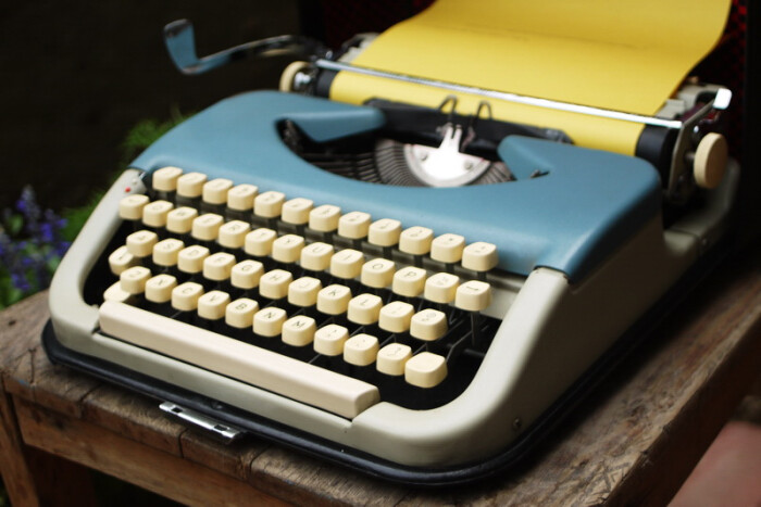 保加利亚产蓝色全金属外壳英文打字机带黑色皮