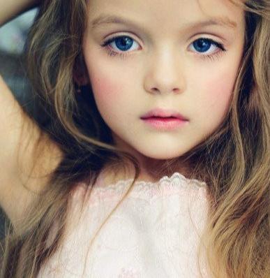 俄罗斯4岁的小女孩米兰·库尔尼科娃