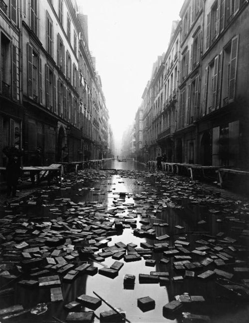 1910年巴黎大洪水给街区带来的破坏景象。图