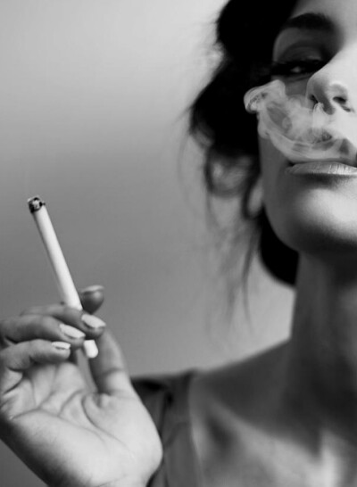 抽烟的女人