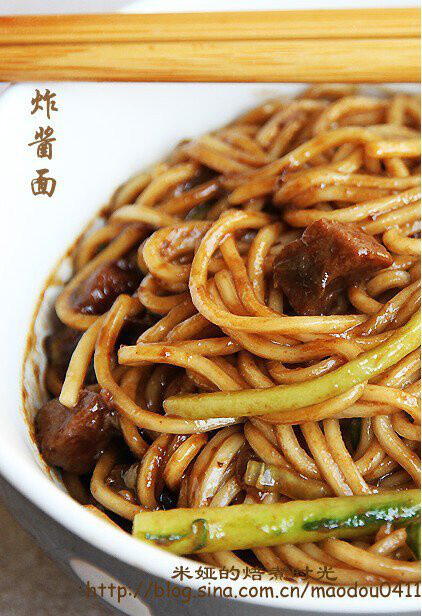 炸酱面--1.肉丁加入盐,料酒,淀粉抓匀,腌制一会儿. 2.京葱切片. 3.