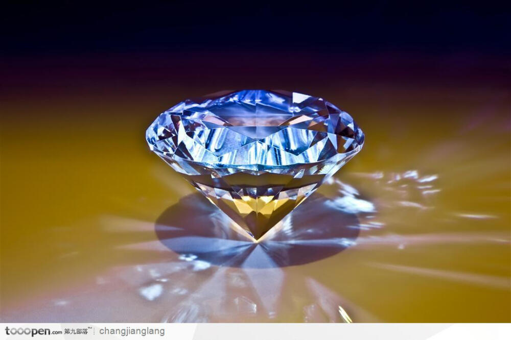 晶莹剔透的钻石特写生活用品图片素材