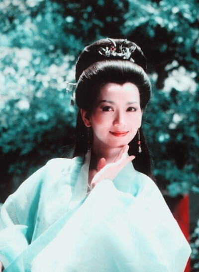 《新白娘子传奇》中的赵雅芝那时候白衣飘飘,端庄优雅的白素贞.