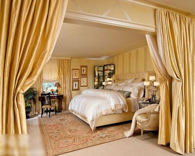 华丽的金色卧室,在极为宽敞的空间中施展皇室风韵.