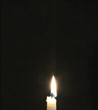 其原理是,当你吹灭蜡烛后,蜡烛芯依然足够热,所以能把固态蜡蒸发成