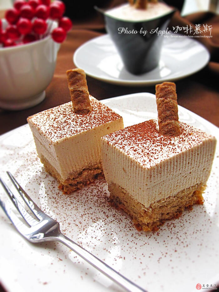 慕斯蛋糕最早出现在美食之都法国巴黎,她的出现符合了人们追求精致