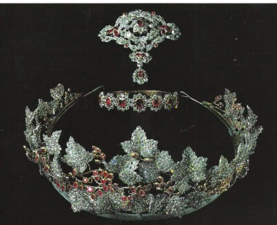 这是丹麦王室很常见的一套红宝石王冠首饰,经常是王储妃带着,原本这是