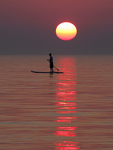 一叶孤舟,一抹夕阳,一支撑竿,一曲渔歌,一江暖水,一世人间.