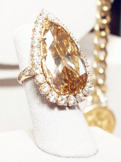伊丽莎白泰勒的私藏~van cleef and arpels 水滴型美戒~2.