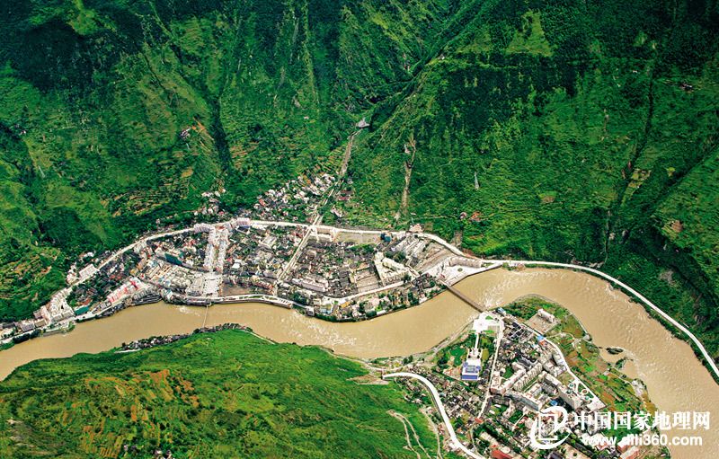 由于可开垦居住的土地非常有限,泸定县城只能建在山麓的冲积扇上.