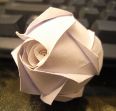 喜欢这个折纸玫瑰花,就点击这里的折纸玫瑰花的折法吧,教程地址:http