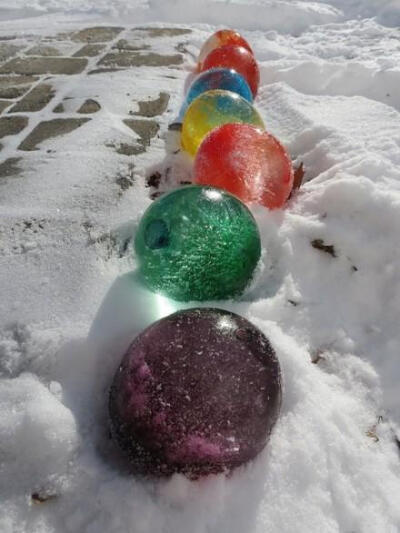 里,冻好后割开气球就是彩色的冰球啦,中间挖个洞点上蜡烛还可以做冰灯