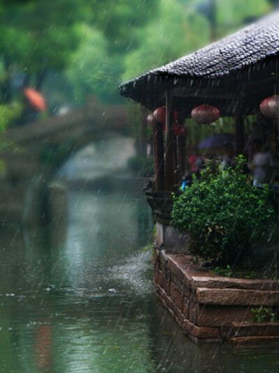 那个雨季,江南小路上摇曳的不只是风铃,还有我无尽的思念.