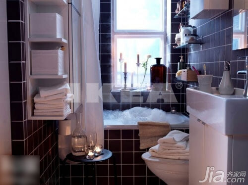 这款案例的卫浴间空间极小 浴缸 洗面台 座便器都一起跟着迷你起来