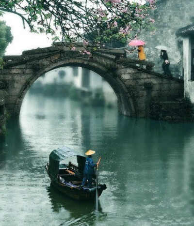 行走在烟雨中的江南古镇.你在桥上看风景,看风景的人在桥下看你