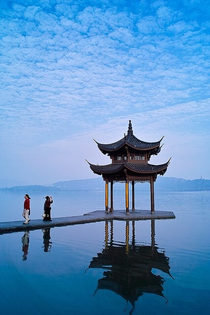 集贤亭位于杭州西湖一公园"晚节流香"石碑对面,在历史颇有名气,该景点