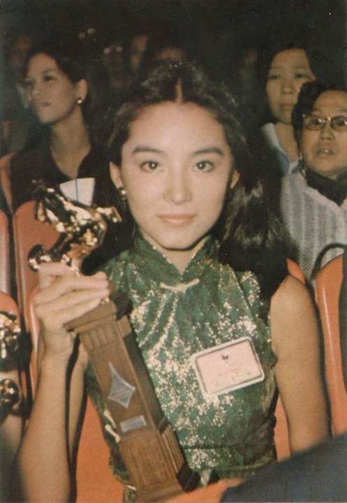 林青霞,1990年凭借《滚滚红尘》摘得第二十七届台湾电影金马奖最佳女