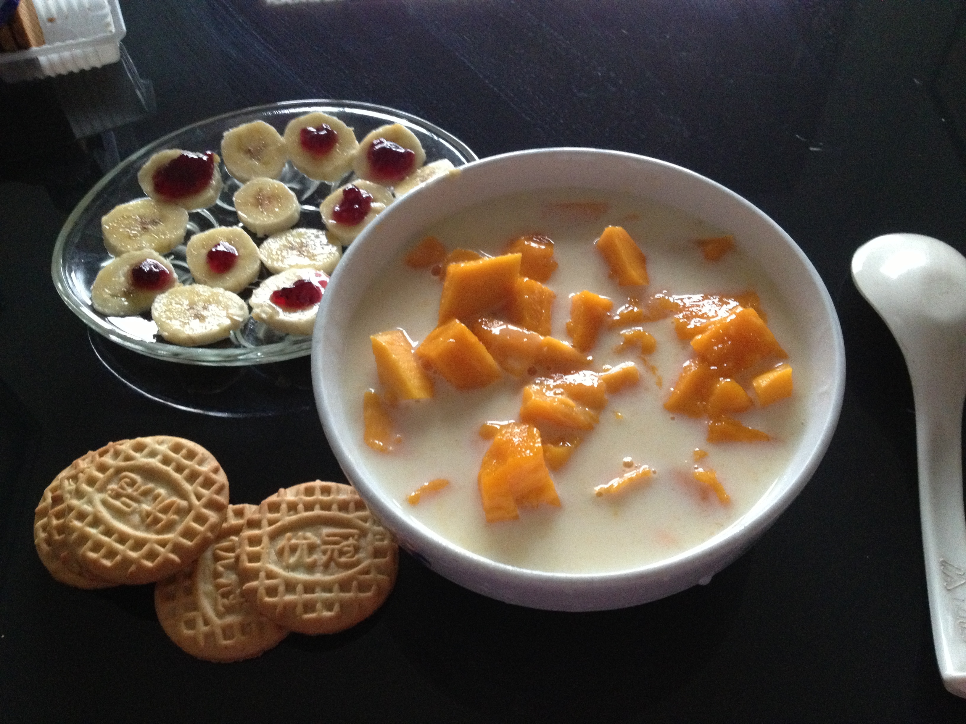 5月5日,一个人的早餐.爸爸妈妈不在.芒果小圆子,蓝莓香蕉,消化饼干.