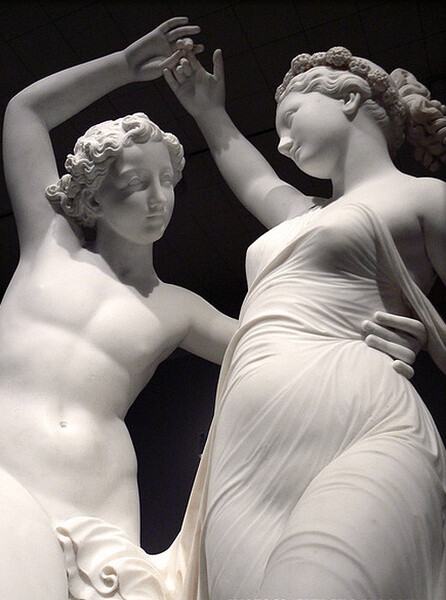 这件雕塑艺术品诉说的是古希腊神话中美丽的爱情故事.