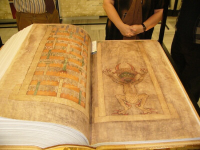 《恶魔圣经》the codex gigas,现今世界最大的中世纪手犒,重165磅.