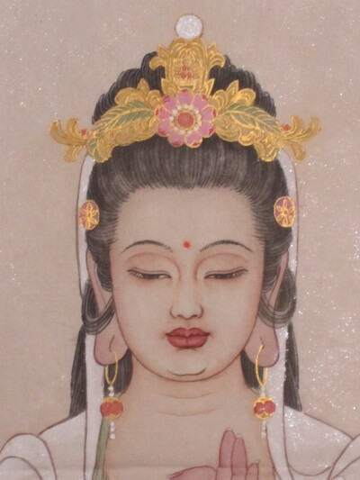 观音的脸部造型需要美,但又不能美女化,按照佛教经文的描述,观音的