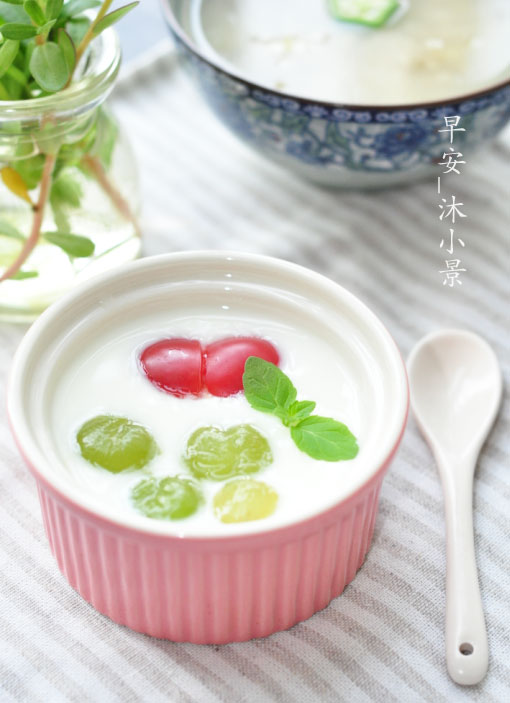 小食,酸奶,加入圣女果和水晶葡萄就好啦