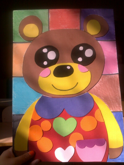 学前专业的手工课上,,用彩色的海绵纸拼凑的小熊,,原本哭泣的脸,,在
