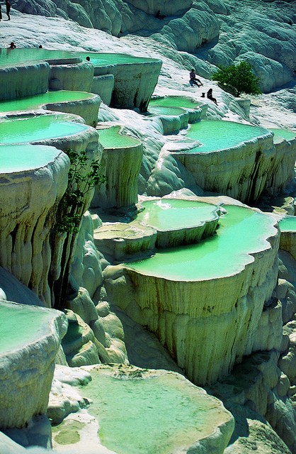 棉花堡 Pamukkale 位于土耳其denizli市的西南部 是远近闻名的温泉度假胜地 此地不仅有上千年的天然温泉 更有这种古怪的好似棉花一样的山丘 大自然的鬼斧神功制造出了如此美妙的仙境 土耳其文pamuk表示棉花 Kale表示城堡 所以pamukkale就叫棉花堡 堆糖 美图