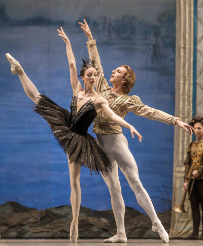 戈尔杰耶夫为"俄罗斯国家芭蕾舞团"排演了古典著名芭蕾舞剧《天鹅湖》