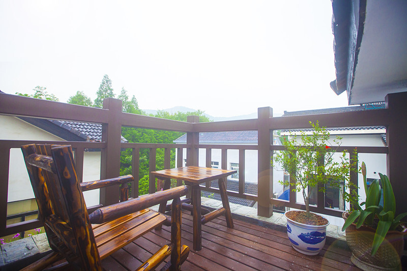 住在星空下,有个小露台,坐在摇椅上喝茶看风景