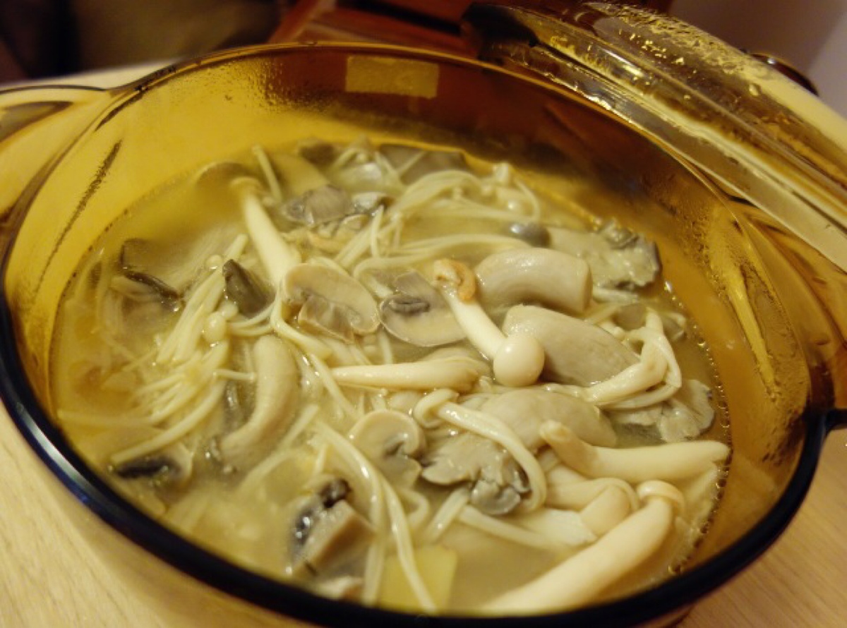 牛油杂菌汤 加了虾米佐味 汤底浓郁 蘑菇清甜 小清新的宵夜 做法 1.