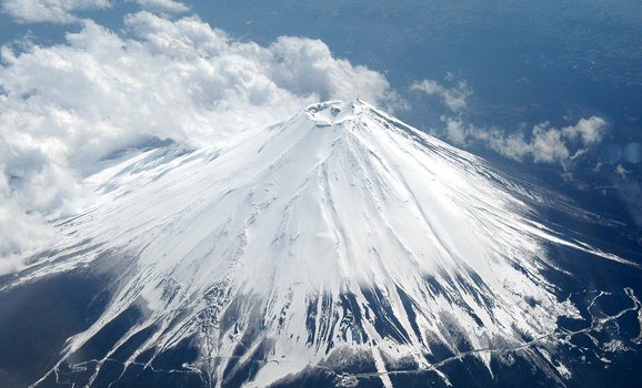 是首都圈规模最大的芝樱祭,约由80万颗芝樱构成,在富士山下广阔的平原