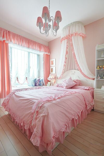 梦幻的淡粉色调,床头高高的帷帐,很有欧式公主房的感觉吧!