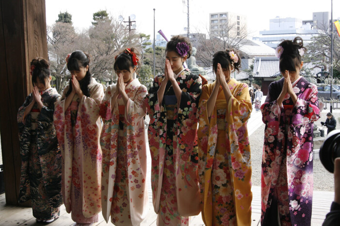 中振袖多用于新年 成人式 未婚女子出席正式场合 日本拜神讲究 先付后拜 先 傍水 给钱 再许愿 堆糖 美图壁纸兴趣社区