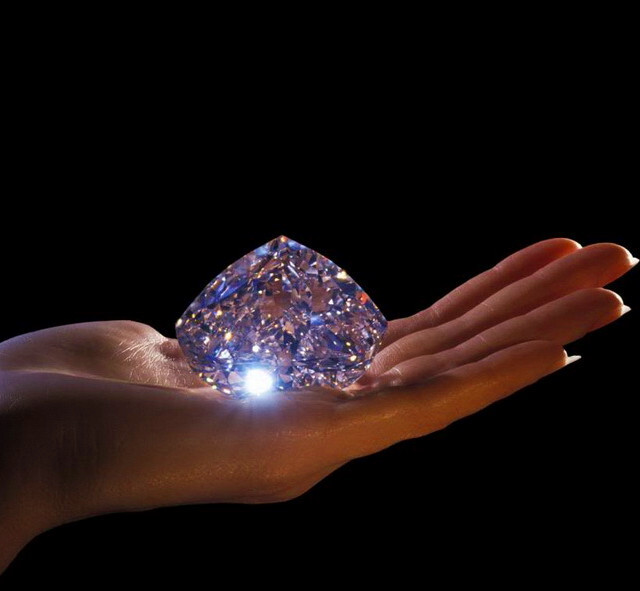 世界上十颗最大的钻石之——世纪:重273.85克拉,产于南非.